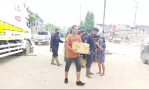 Polisi Bagikan Makanan untuk Korban Banjir, Redam Kepanikan dan Pastikan Distribusi Bantuan Tetap Lancar