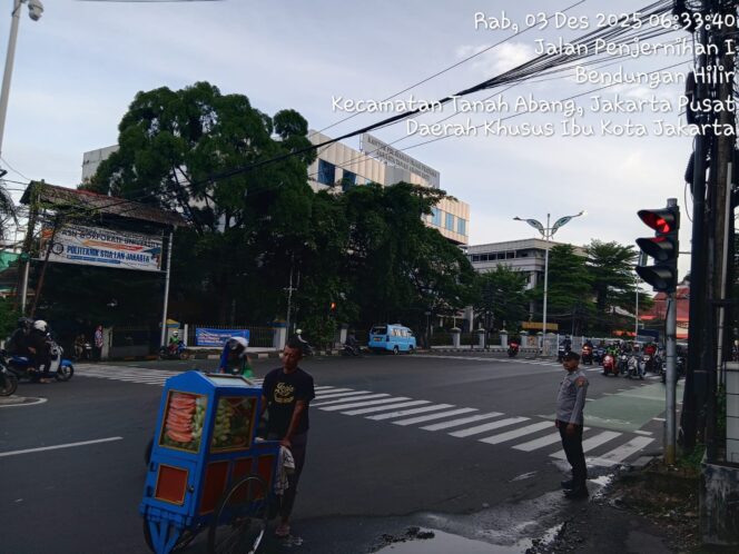 
					Arus Pagi di TL Penjernihan Raya, Polsek Metro Tanah Abang Lakukan Pengaturan Arus Lalu Lintas