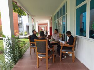 Bhabinkamtibmas Petamburan Sambangi Petugas Keamanan Kampus LAN RI, Perkuat Sinergi dalam Pemeliharaan Kamtibmas
