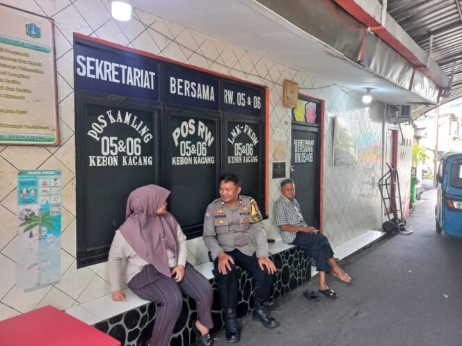 
					Bhabinkamtibmas Kebon Kacang Sambangi Warga RW 05 Sebagai Cooling System Sampaikan Imbauan Kamtibmas