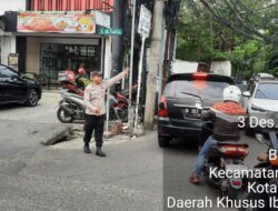 Pengaturan Lalin Pagi oleh Polri di Pertigaan Mutiara Benhil Lancarkan Arus Kendaraan