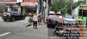 Pengaturan Lalin Pagi oleh Polri di Pertigaan Mutiara Benhil Lancarkan Arus Kendaraan