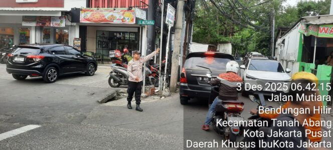 
					Pengaturan Lalin Pagi oleh Polri di Pertigaan Mutiara Benhil Lancarkan Arus Kendaraan