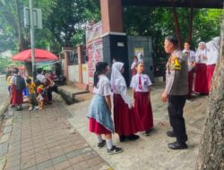 Bhabinkamtibmas Benhil di SDN 05, Bantu Siswa Pulang Sekolah dan Antisipasi Kemacetan