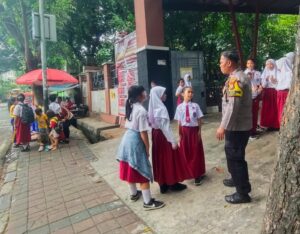 Bhabinkamtibmas Benhil di SDN 05, Bantu Siswa Pulang Sekolah dan Antisipasi Kemacetan