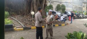 Sambangi Warga RW 07 Kebon Kacang, Bhabinkamtibmas Berikan Imbauan Kamtibmas