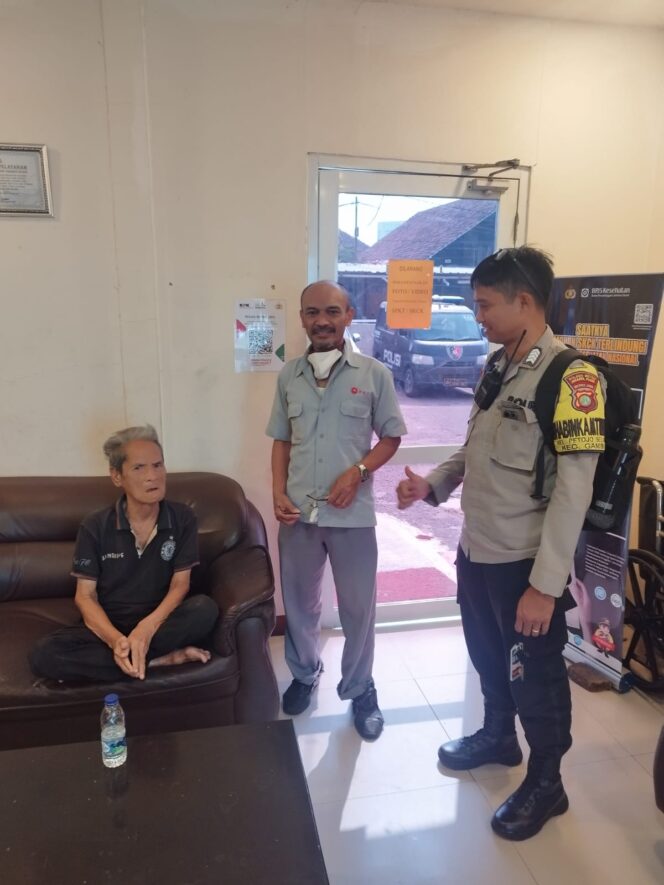 
					Bhabinkamtibmas Bantu Warga Tersesat, Polsek Metro Gambir Pastikan Penanganan Humanis