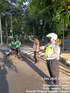 Guna Kelancaran Lalu Lintas Jam Kerja, Personil Polsek Metro Gambir Sigap Mengatur Lalu Lintas