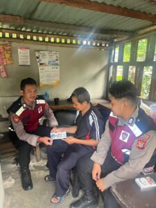 Patroli Unit Samapta Tempel Stiker Barcode Pelaporan, Warga Pasar Baru Diimbau Waspada Curanmor