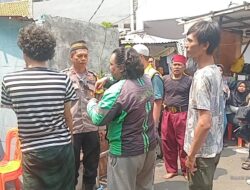 Bhabinkamtibmas Petojo Utara Hadiri Takziah, Wujud Kepedulian Polri kepada Warga