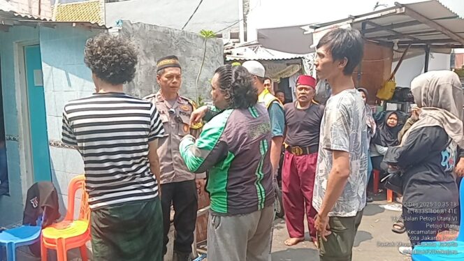 
					Bhabinkamtibmas Petojo Utara Hadiri Takziah, Wujud Kepedulian Polri kepada Warga