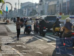 Personil Polsek Metro Gambir Laksanakan Pengaturan Lalu Lintas Pagi Hari di TL. Kesehatan Guna Kelancaran Arus Lalu Lintas di Pagi Hari