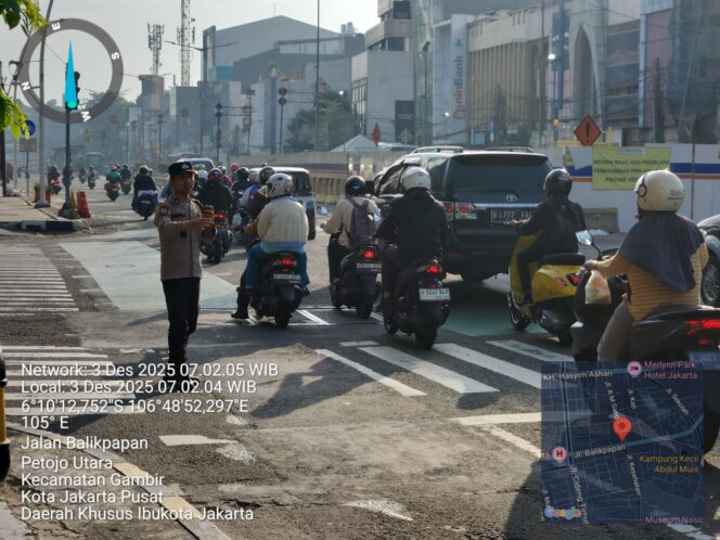 
					Personil Polsek Metro Gambir Laksanakan Pengaturan Lalu Lintas Pagi Hari di TL. Kesehatan Guna Kelancaran Arus Lalu Lintas di Pagi Hari