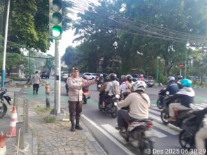 Personel Patmor Menteng Siaga Pagi, Arus Lalin Cokroaminoto Tetap Lancar