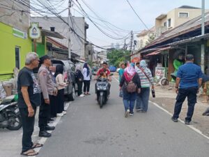 Tiga Pilar Kwitang Gelar “Rabu Tertib” Tertibkan Parkir Liar dan Bangunan Mengganggu