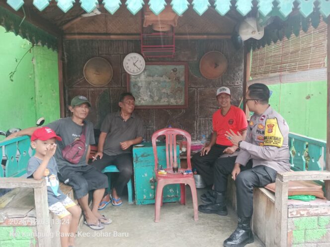 
					Cooling System dan Sambang Lingkungan, Bhabinkamtibmas Kampung Rawa Pastikan Wilayah Aman