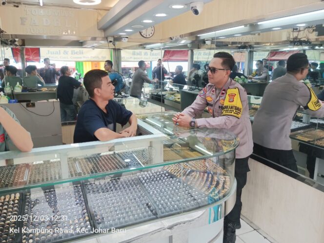 
					Bhabinkamtibmas Kampung Rawa Sambang Toko Emas, Pastikan Area Pasar Gembrong Aman