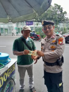 Patroli Jalan Kaki, Polisi Edukasi Barcode Sahabat Patroli ke Pedagang Keliling
