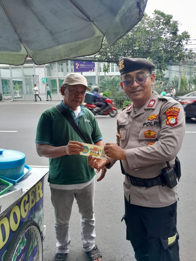 
					Patroli Jalan Kaki, Polisi Edukasi Barcode Sahabat Patroli ke Pedagang Keliling