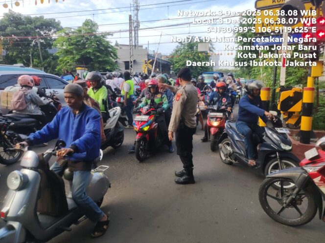 
					Pelayanan Masyarakat Pagi Hari, Kapolsek Johar Baru Cek Personel Pengaturan Lalin di 7 Titik Padat Arus