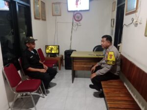 Sambang Pos Kamling RW 08, Bhabinkamtibmas Bersama Warga Antisipasi Kejahatan di Tanah Tinggi