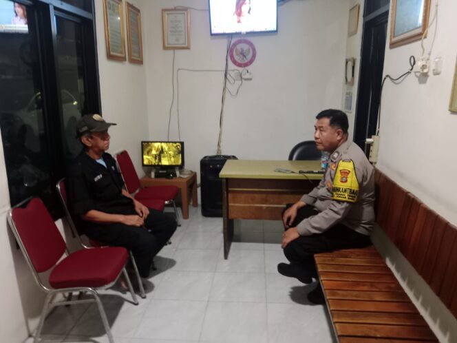 
					Sambang Pos Kamling RW 08, Bhabinkamtibmas Bersama Warga Antisipasi Kejahatan di Tanah Tinggi