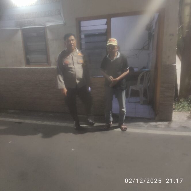 
					Cegah Curanmor dan Tawuran, Bhabinkamtibmas Tanah Tinggi Sambang Pos Kamling RW 02