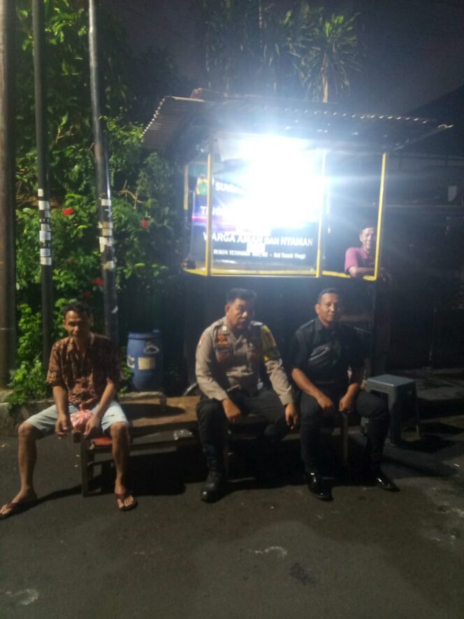 
					Patroli Malam di RW 05, Polisi Awasi Lingkungan Cegah Kejahatan