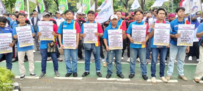 
					Ratusan Massa dari FSPMI Tuntut Kepastian Hukum Terkait Kekurangan Upah