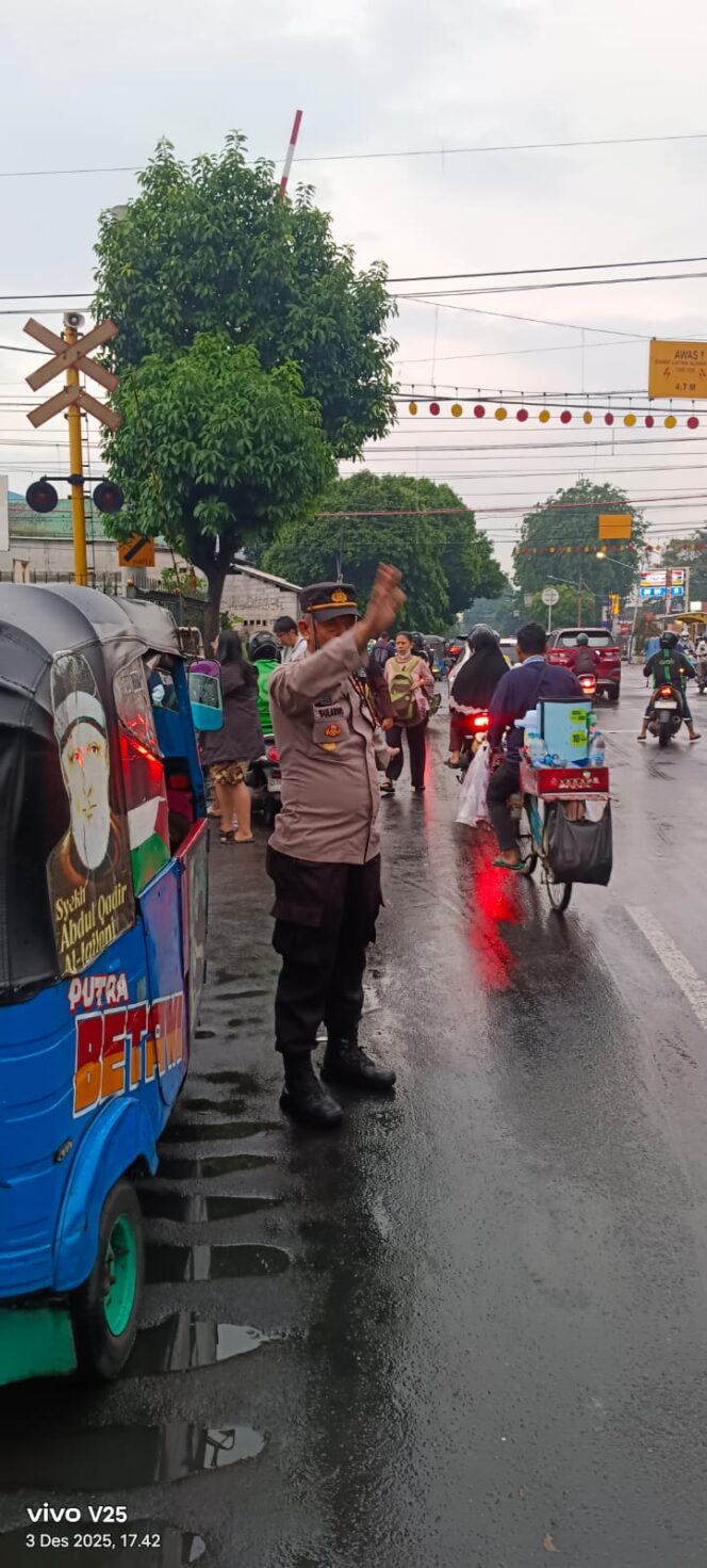 
					Lintasan Kereta Jalan Garuda Dipantau Ketat, Kemacetan Berhasil Dicegah