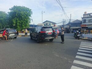 Arus Pagi Lancar, Polsek Kemayoran Terapkan Pengaturan Lalin di Simpang Pasar/GOR Kemayoran