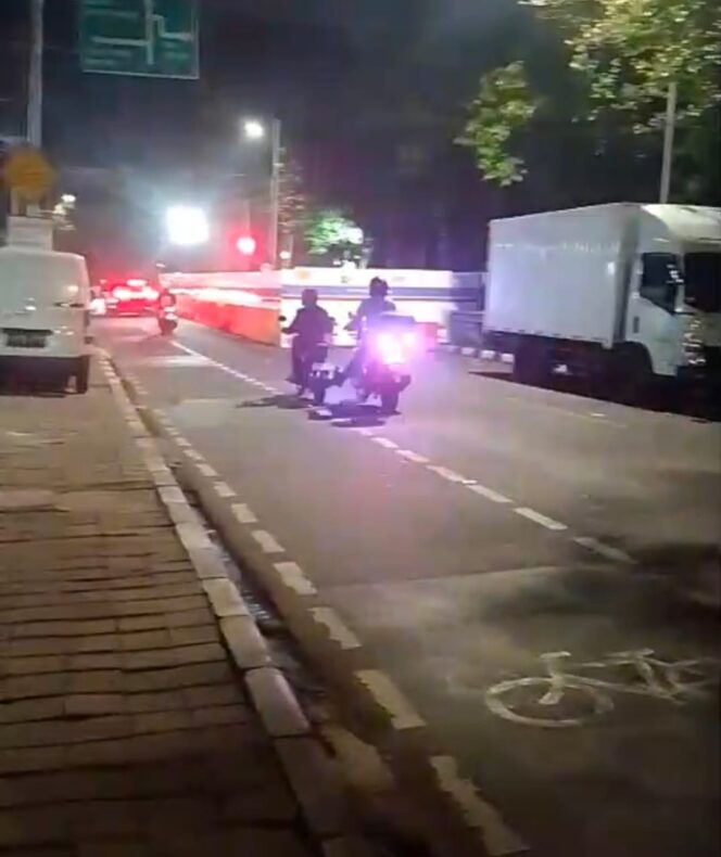 
					Bhabinkamtibmas Bantu Warga yang Mogok, Wujud Polisi Humanis di Petojo Utara