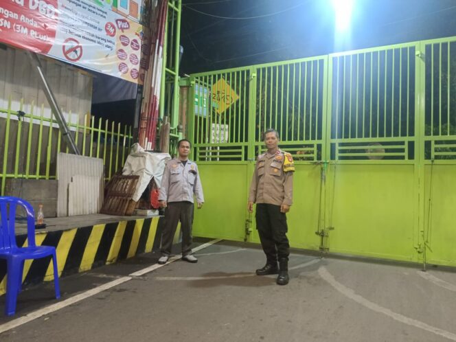 
					Bhabinkamtibmas Sambangi Satkamling RW 04 Petojo Utara, Ajak Warga Perkuat Kewaspadaan Lingkungan