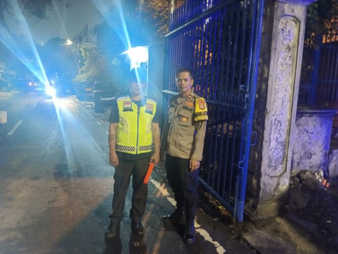 
					Bhabinkamtibmas Petojo Utara Perkuat Keamanan Lingkungan Lewat Sambang Sat Kamling RW 07