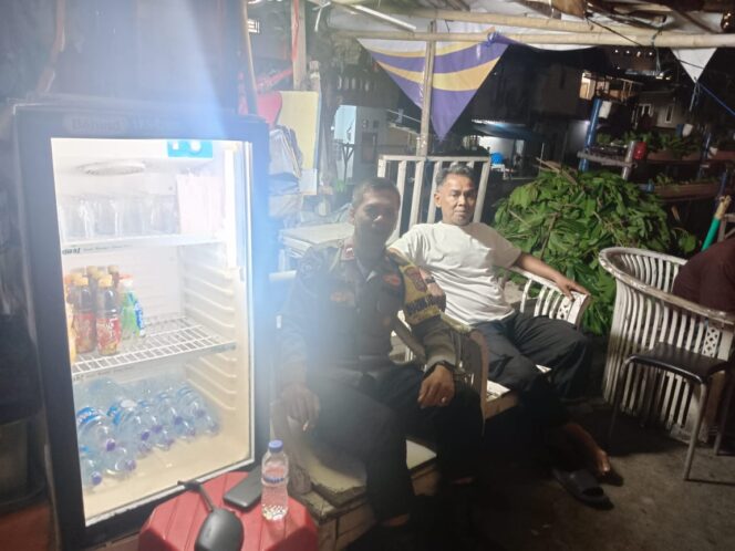 
					Bhabinkamtibmas Petojo Utara Sambang Warga Bersama Pokdarkamtibmas Jaga Situasi Kondusif