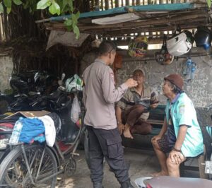 Bhabinkamtibmas Petojo Utara Sambangi Petugas Parkir, Perkuat Sinergi Jaga Keamanan Lingkungan