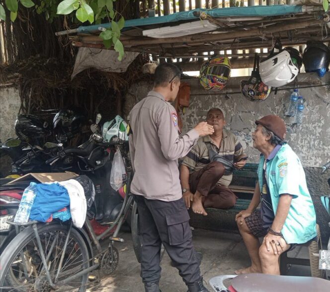 
					Bhabinkamtibmas Petojo Utara Sambangi Petugas Parkir, Perkuat Sinergi Jaga Keamanan Lingkungan