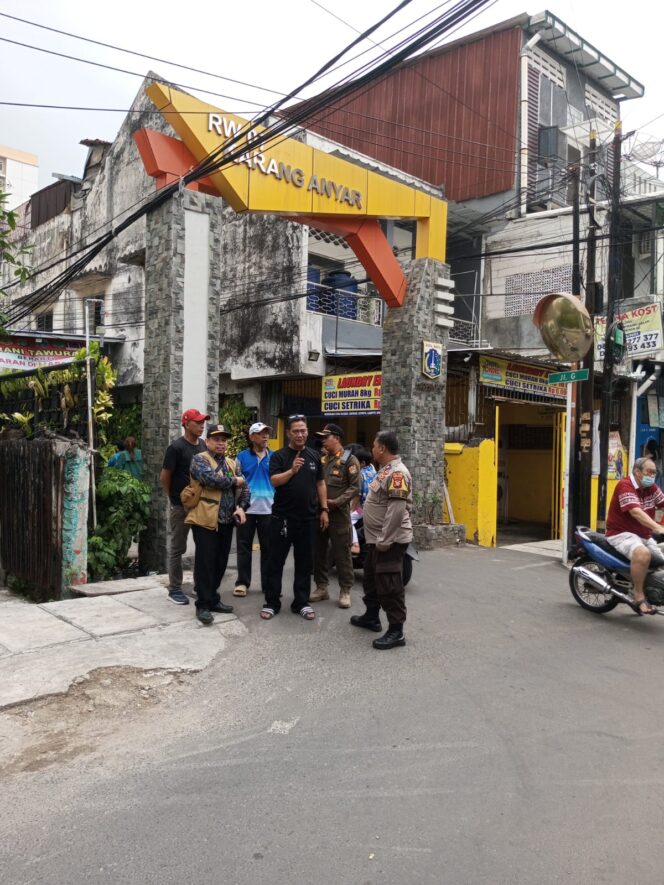 
					Aduan Warga Terkait “Anak Main Kembang Api Malam Hari, Tiga Pilar Karang Anyar Bergerak