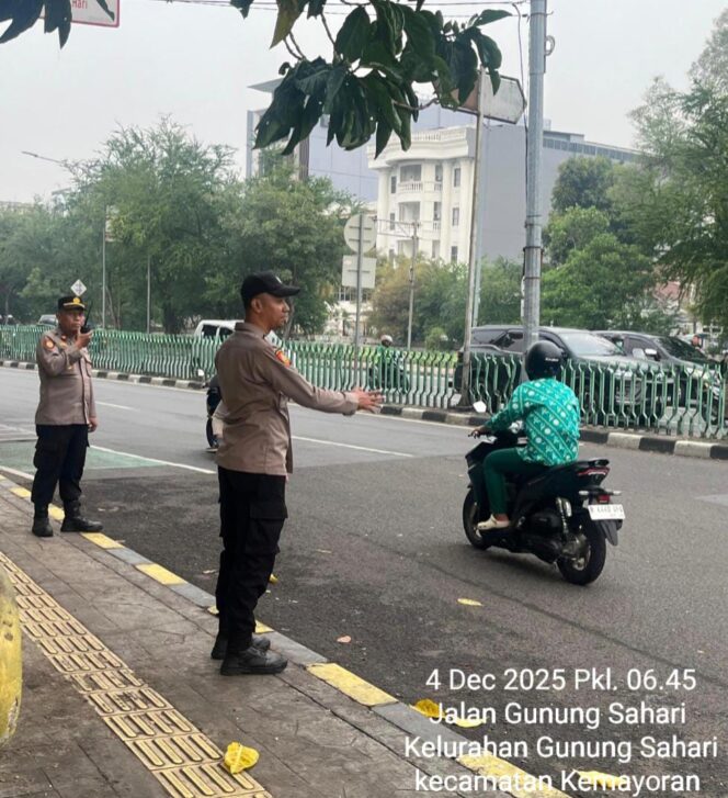
					Jamin Kelancaran Arus Pagi, Polsek Sawah Besar Atur Lalu Lintas Sejak Pagi