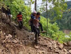 Personel Polres Gayo Lues Evakuasi Warga Sakit dengan Cara Digendong di Desa Tetumpun
