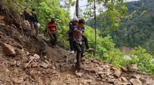 Personel Polres Gayo Lues Evakuasi Warga Sakit dengan Cara Digendong di Desa Tetumpun