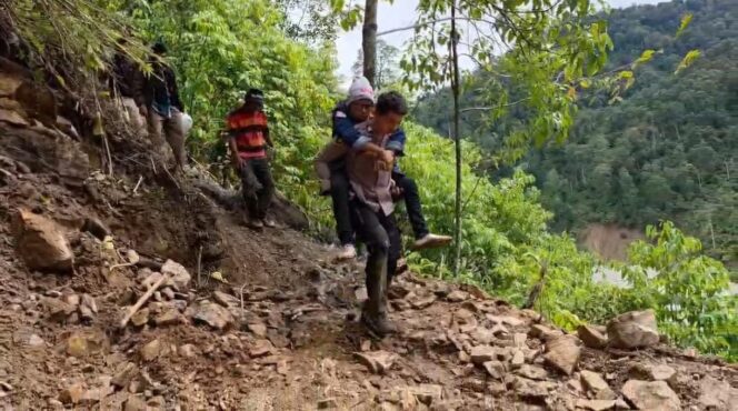 
					Personel Polres Gayo Lues Evakuasi Warga Sakit dengan Cara Digendong di Desa Tetumpun