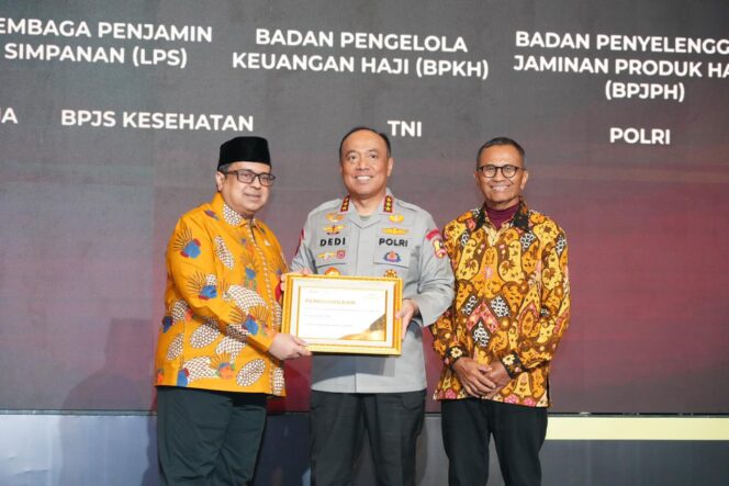 
					Kategori Lembaga Negara & Regulator Terpopuler: Polri Sabet Penghargaan Disway Award 2025