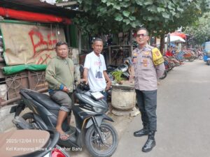 Pantau Aktivitas Warga, Bhabinkamtibmas Kampung Rawa Laksanakan Patroli Kewilayahan di Area Pasar Gembrong