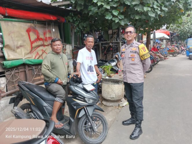 
					Pantau Aktivitas Warga, Bhabinkamtibmas Kampung Rawa Laksanakan Patroli Kewilayahan di Area Pasar Gembrong