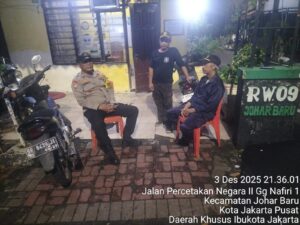 Cegah Gangguan Kamtibmas, Bhabinkamtibmas Johar Baru Sambangi Poskamling RW 09
