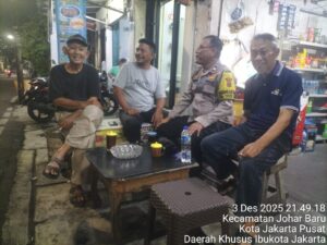 Dekat dengan Masyarakat, Bhabinkamtibmas Johar Baru Sampaikan Pesan Kamtibmas ke Warga RW 11