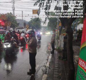 Gatur Sore Hari, Personel Polsek Johar Baru Kendalikan Padatnya Arus di Lintasan KA