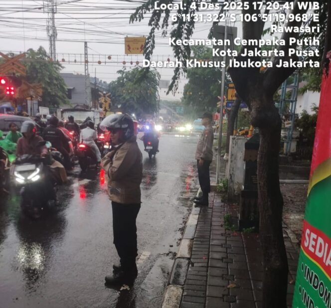 
					Gatur Sore Hari, Personel Polsek Johar Baru Kendalikan Padatnya Arus di Lintasan KA