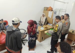 Polsek Metro Menteng Serahkan Laptop Untuk Siswa Korban Kehilangan, Bentuk Empati dan Penguatan Layanan Publik